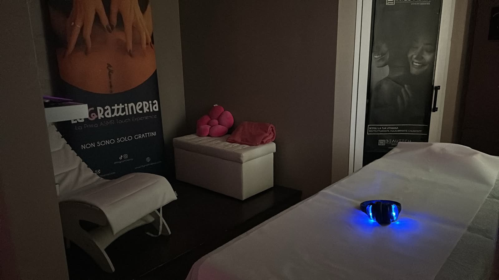 La cabina doppia in penombra con la luce rosa