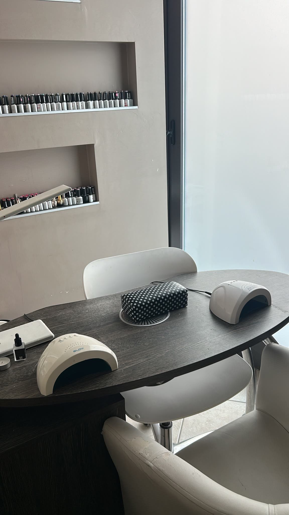 La postazione manicure con l'espositore degli smalti