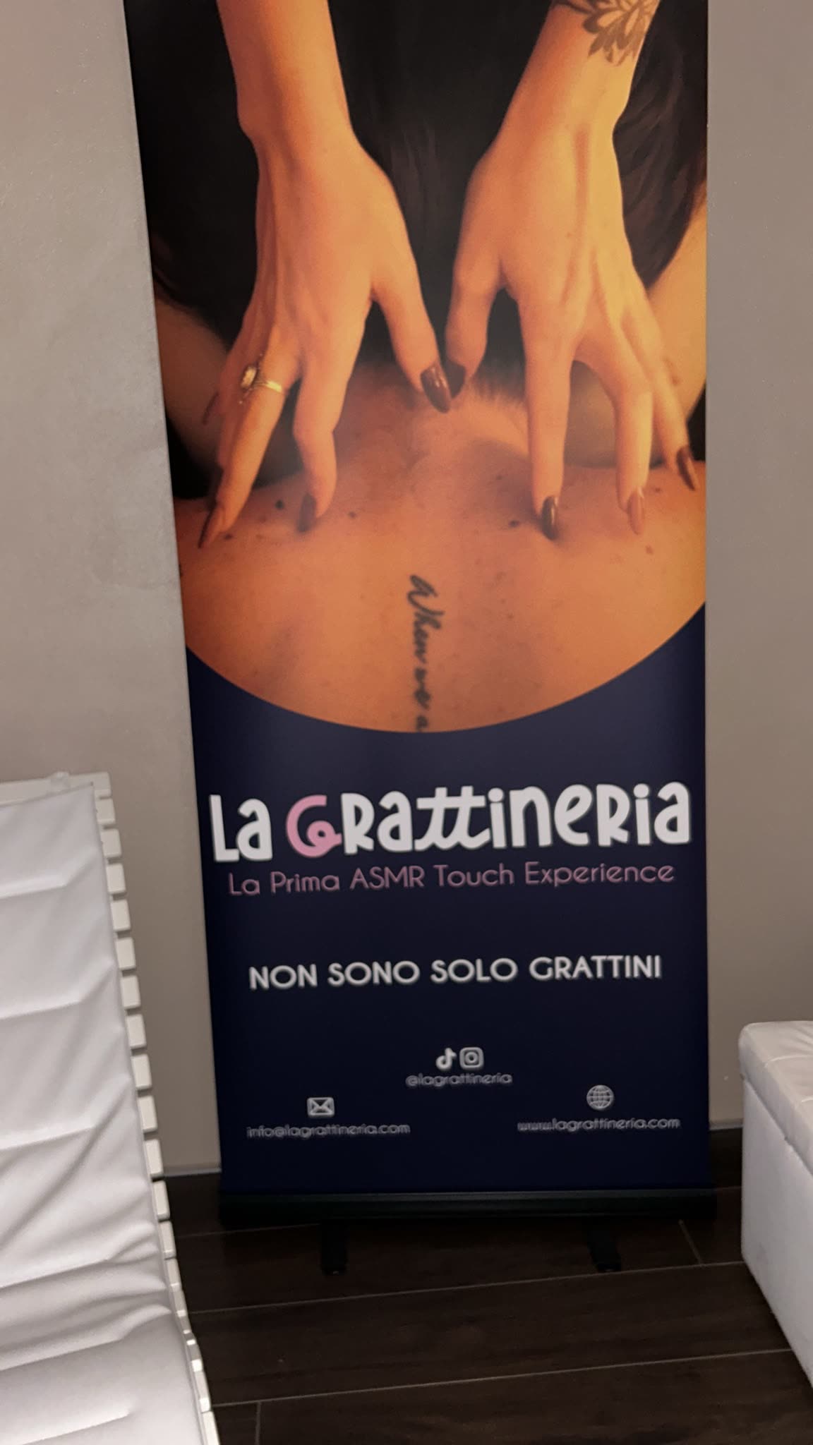Il roll-up ufficiale de La Grattineria — La Prima ASMR Touch Experience