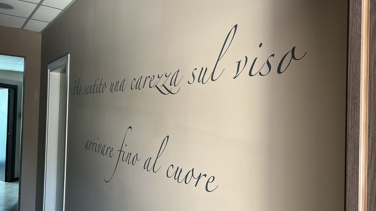 La scritta sul muro: «Ho sentito una carezza sul viso arrivare fino al cuore»